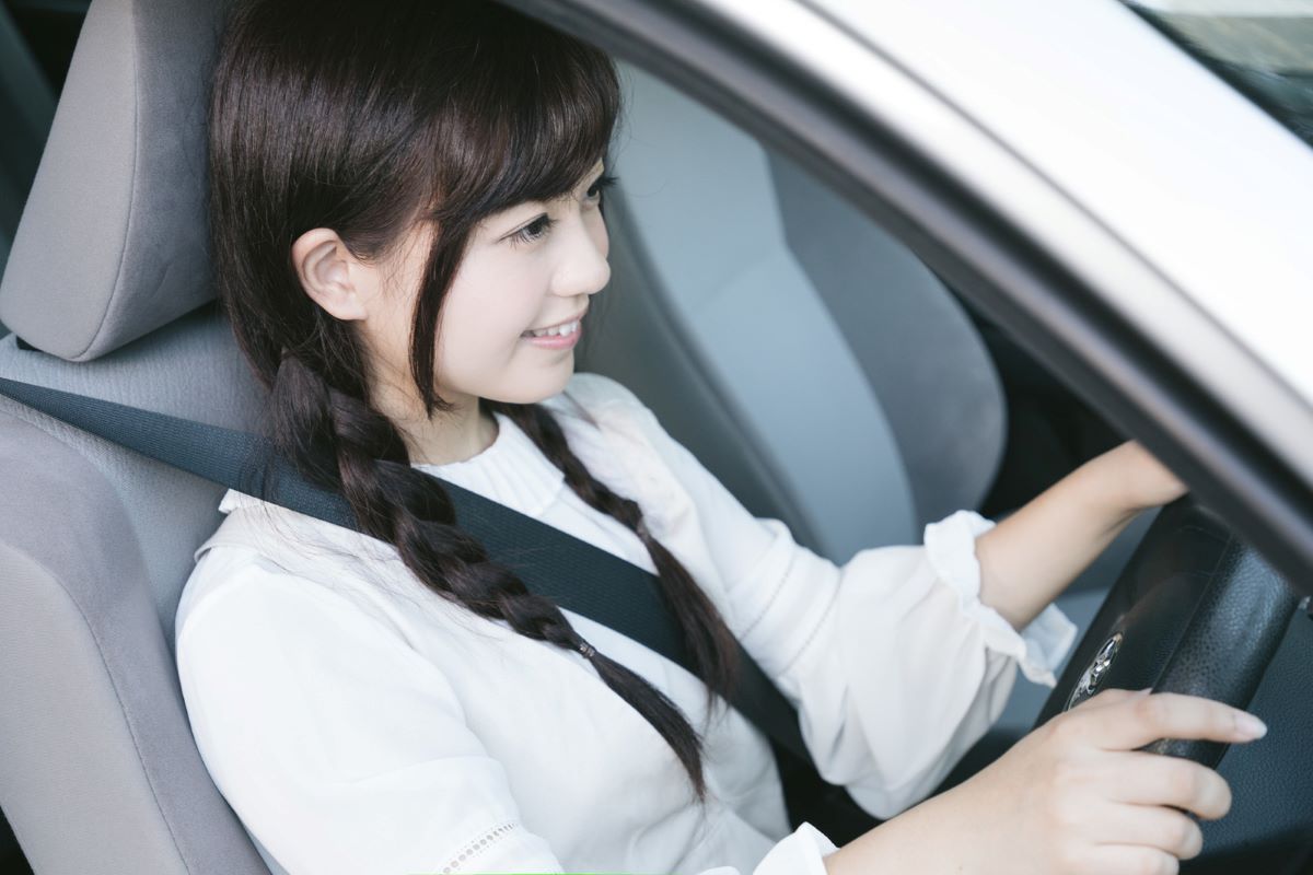 女性の車運転